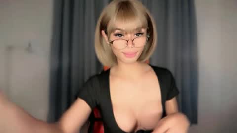 Snapshot of vikkylustfull chatting on June 17, 2026, 5:47 pm vikkylustfull online show from June 17, 2026, 5:47 pm