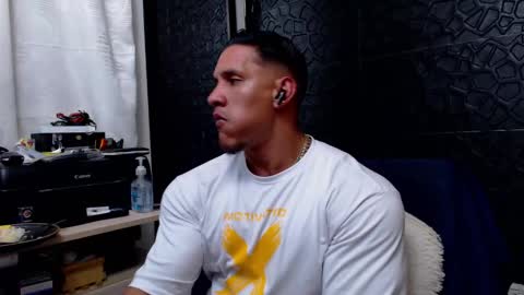 Snapshot of viktorherrera chatting on February 6, 2025, 2:44 am Viktor Herrera online show from February 6, 2025, 2:44 am