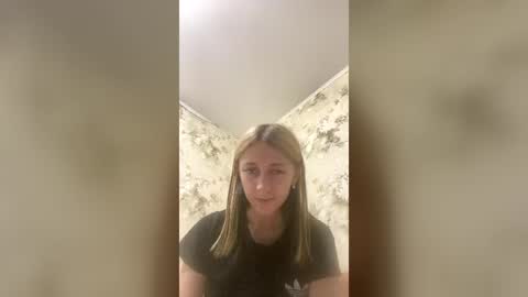 Snapshot of viktoria9898 chatting on June 18, 2026, 12:33 am Sweett online show from June 18, 2026, 12:33 am