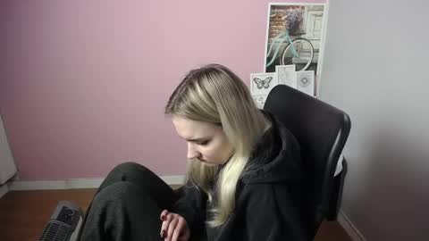 Snapshot of viktoria_lovely chatting on December 27, 2024, 9:17 am viktoria_lovely online show from December 27, 2024, 9:17 am