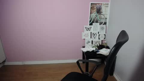 Snapshot of viktoria_lovely chatting on January 2, 2025, 6:18 am viktoria_lovely online show from January 2, 2025, 6:18 am