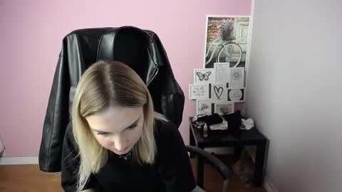 Snapshot of viktoria_lovely chatting on October 22, 2025, 9:31 am viktoria_lovely online show from October 22, 2025, 9:31 am