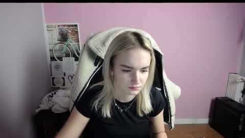 Snapshot of viktoria_lovely chatting on December 15, 2025, 8:40 am viktoria_lovely online show from December 15, 2025, 8:40 am