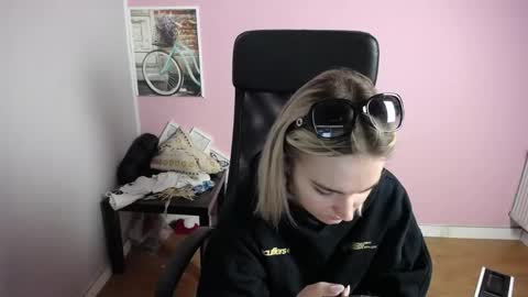 Snapshot of viktoria_lovely chatting on May 22, 2026, 6:31 am viktoria_lovely online show from May 22, 2026, 6:31 am