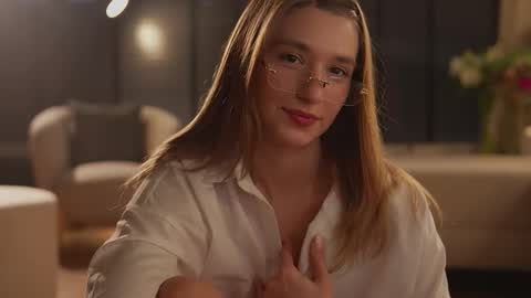 Snapshot of villanelle_l chatting on November 7, 2025, 12:16 pm Lana online show from November 7, 2025, 12:16 pm