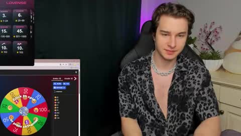 Snapshot of vincent__strong chatting on November 16, 2025, 9:04 am Vincent Strong online show from November 16, 2025, 9:04 am