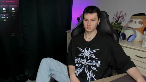 Snapshot of vincent__strong chatting on December 15, 2025, 8:18 am Vincent Strong online show from December 15, 2025, 8:18 am