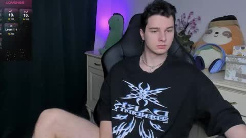 Snapshot of vincent__strong chatting on December 21, 2025, 1:35 am Vincent Strong online show from December 21, 2025, 1:35 am