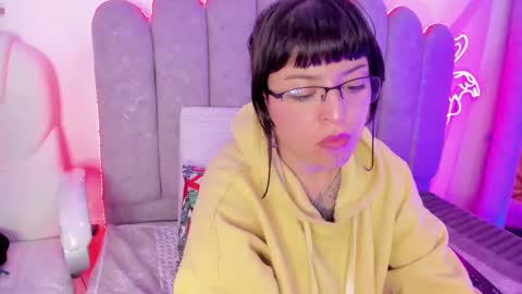 Violet online show from March 4, 2025, 9:54 pm