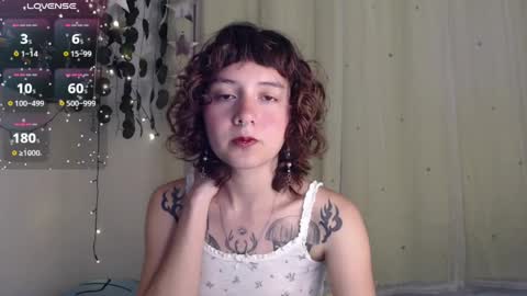 Snapshot of violet_bluee chatting on April 4, 2026, 11:46 pm Violet online show from April 4, 2026, 11:46 pm