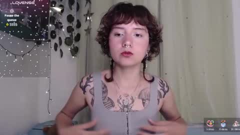 Snapshot of violet_bluee chatting on June 14, 2026, 7:21 am Violet online show from June 14, 2026, 7:21 am