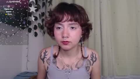 Snapshot of violet_bluee chatting on July 5, 2026, 7:59 am Violet online show from July 5, 2026, 7:59 am