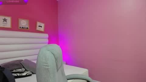 Snapshot of violet_sinclair chatting on May 23, 2026, 11:25 am violet_sinclair online show from May 23, 2026, 11:25 am