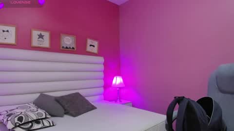 Snapshot of violet_sinclair chatting on May 26, 2026, 11:06 am violet_sinclair online show from May 26, 2026, 11:06 am