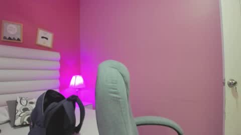 Snapshot of violet_sinclair chatting on May 30, 2026, 11:18 am violet_sinclair online show from May 30, 2026, 11:18 am