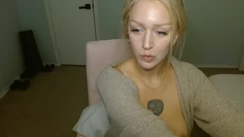 violet_winter97 online show from January 23, 2025, 5:13 am