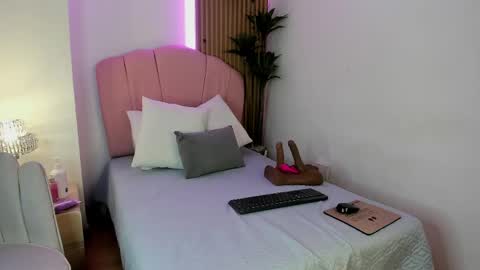 violeta_sannz online show from May 5, 2026, 11:29 am