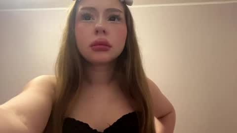 Snapshot of violetaiopa chatting on May 31, 2026, 7:37 pm Annie online show from May 31, 2026, 7:37 pm