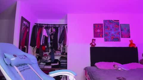 Snapshot of violetbunnyy1 chatting on November 30, 2025, 8:51 am Violet online show from November 30, 2025, 8:51 am