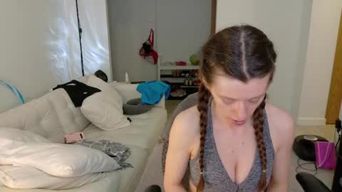 Snapshot of violetfoxy chatting on May 28, 2026, 5:27 am VioletFoxy online show from May 28, 2026, 5:27 am