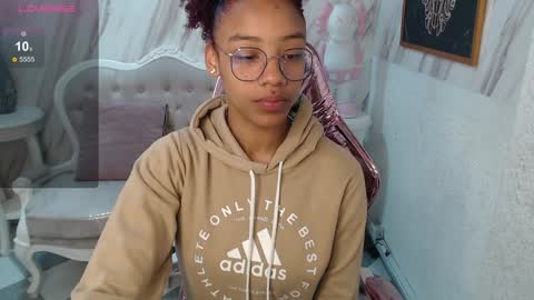 Snapshot of violeth_b chatting on December 28, 2024, 12:35 pm violeth_b online show from December 28, 2024, 12:35 pm