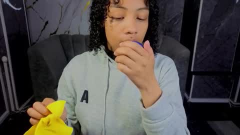 violeth_b online show from December 21, 2025, 12:34 pm