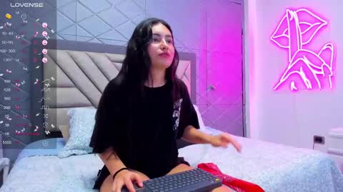 Snapshot of violetrousse chatting on January 31, 2025, 6:47 pm Violet Rousse online show from January 31, 2025, 6:47 pm