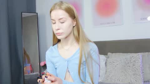 VioletSwone online show from November 24, 2025, 6:13 am