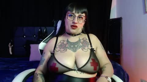 violett_8 online show from April 11, 2026, 8:57 pm