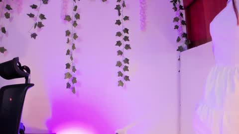 Snapshot of violett_red chatting on February 7, 2025, 11:45 pm Violeta online show from February 7, 2025, 11:45 pm