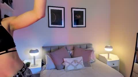 Snapshot of violetta_nur chatting on June 15, 2026, 6:32 pm Violetta nur online show from June 15, 2026, 6:32 pm