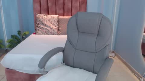 Snapshot of violetta_rainbow chatting on November 27, 2025, 4:36 am Violetta online show from November 27, 2025, 4:36 am