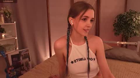 Snapshot of violettessa chatting on September 15, 2025, 12:16 pm violettessa online show from September 15, 2025, 12:16 pm