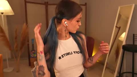 Snapshot of violettessa chatting on November 14, 2025, 11:53 am violettessa online show from November 14, 2025, 11:53 am