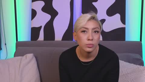 Snapshot of violettgrey_ chatting on January 3, 2025, 1:16 am Violet online show from January 3, 2025, 1:16 am