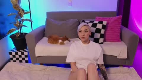 Snapshot of violettgrey_ chatting on May 27, 2026, 1:57 am Violet online show from May 27, 2026, 1:57 am