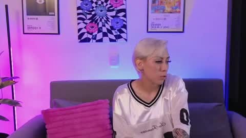 Snapshot of violettgrey_ chatting on June 1, 2026, 1:18 am Violet online show from June 1, 2026, 1:18 am