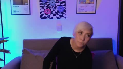 Snapshot of violettgrey_ chatting on June 3, 2026, 1:30 am Violet online show from June 3, 2026, 1:30 am