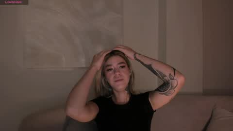 Violett  online show from May 18, 2026, 11:38 am