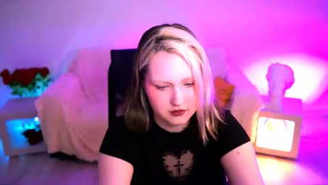 Snapshot of violettwoods chatting on July 9, 2026, 8:18 am Violett online show from July 9, 2026, 8:18 am