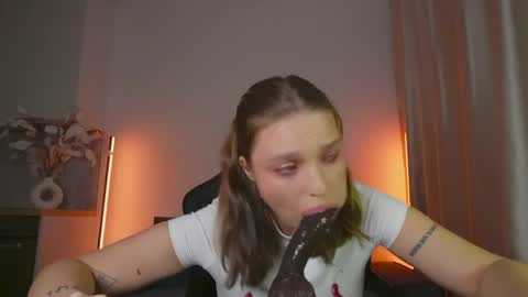 Snapshot of viollasinzz chatting on June 5, 2026, 6:42 am Violla online show from June 5, 2026, 6:42 am