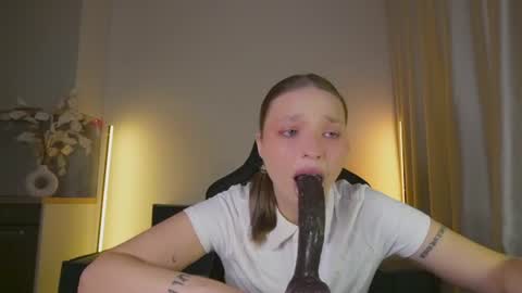 Snapshot of viollasinzz chatting on June 22, 2026, 10:23 am Violla online show from June 22, 2026, 10:23 am