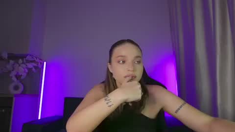 Snapshot of viollasinzz chatting on July 10, 2026, 2:05 am Violla online show from July 10, 2026, 2:05 am