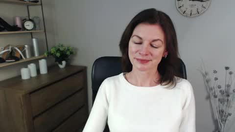 Snapshot of vivian_dream chatting on December 16, 2024, 6:43 am Vivian online show from December 16, 2024, 6:43 am