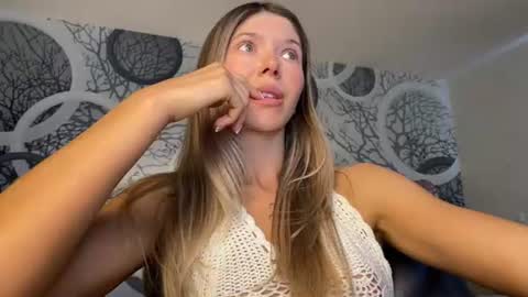 Snapshot of vivian_evans_ chatting on July 2, 2026, 3:23 am Vivian Evans online show from July 2, 2026, 3:23 am