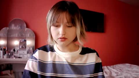 Snapshot of vivian_page chatting on December 15, 2025, 9:24 am Aurora online show from December 15, 2025, 9:24 am