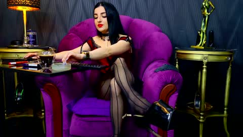 Snapshot of vivianreeve chatting on December 17, 2024, 12:54 pm Vivian Reeve online show from December 17, 2024, 12:54 pm