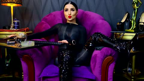 Snapshot of vivianreeve chatting on December 18, 2024, 5:21 pm Vivian Reeve online show from December 18, 2024, 5:21 pm