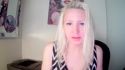 Snapshot of vivians_roses chatting on December 1, 2025, 5:07 pm Vivians Roses online show from December 1, 2025, 5:07 pm