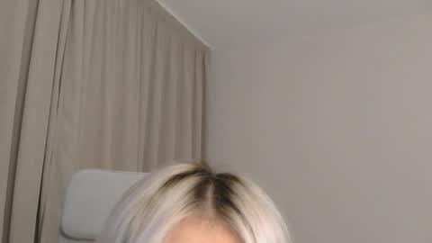 vivianwinters online show from November 16, 2025, 9:20 pm